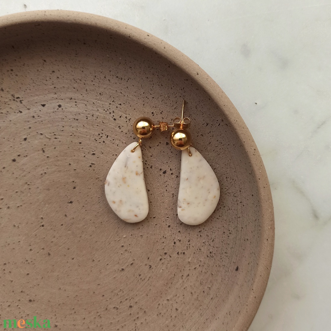 Csepp bedugós gyurma fülbevaló - ékszer - fülbevaló - lógó fülbevaló - Meska.hu