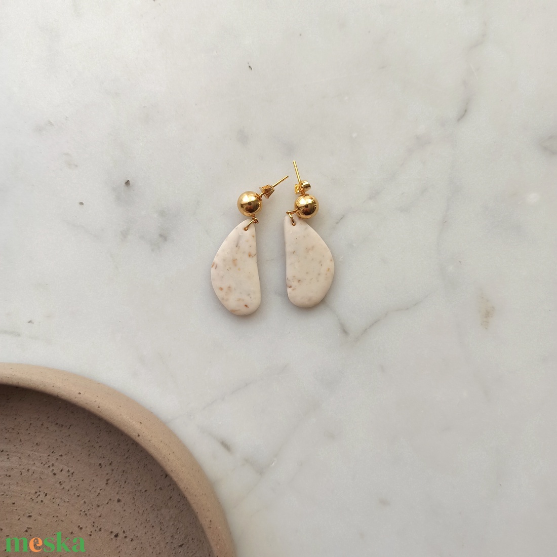 Csepp bedugós gyurma fülbevaló - ékszer - fülbevaló - lógó fülbevaló - Meska.hu