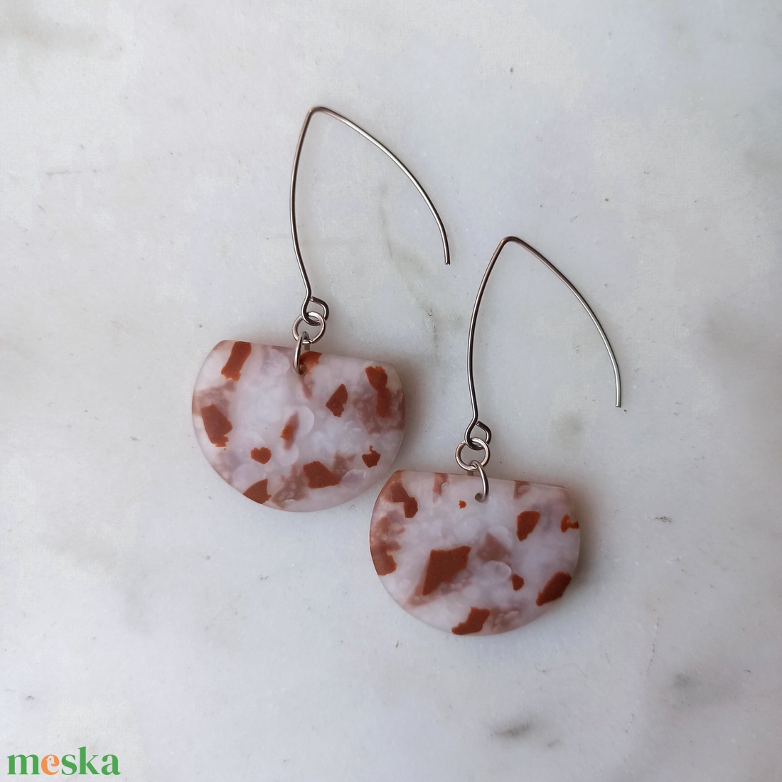 Félkör gyurma fülbevaló - ékszer - fülbevaló - lógó fülbevaló - Meska.hu