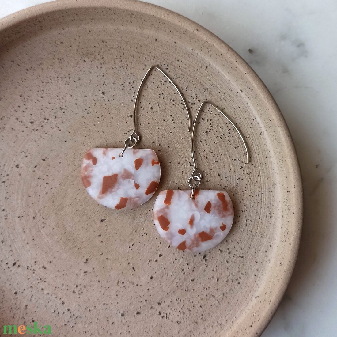 Félkör gyurma fülbevaló - ékszer - fülbevaló - lógó fülbevaló - Meska.hu