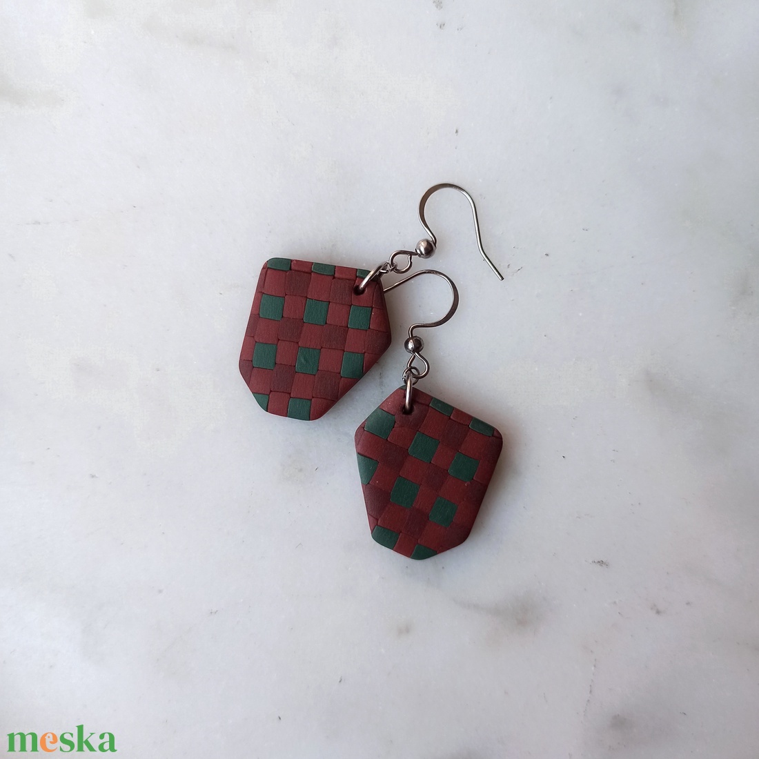 Kockás gyurma fülbevaló - ékszer - fülbevaló - lógó fülbevaló - Meska.hu