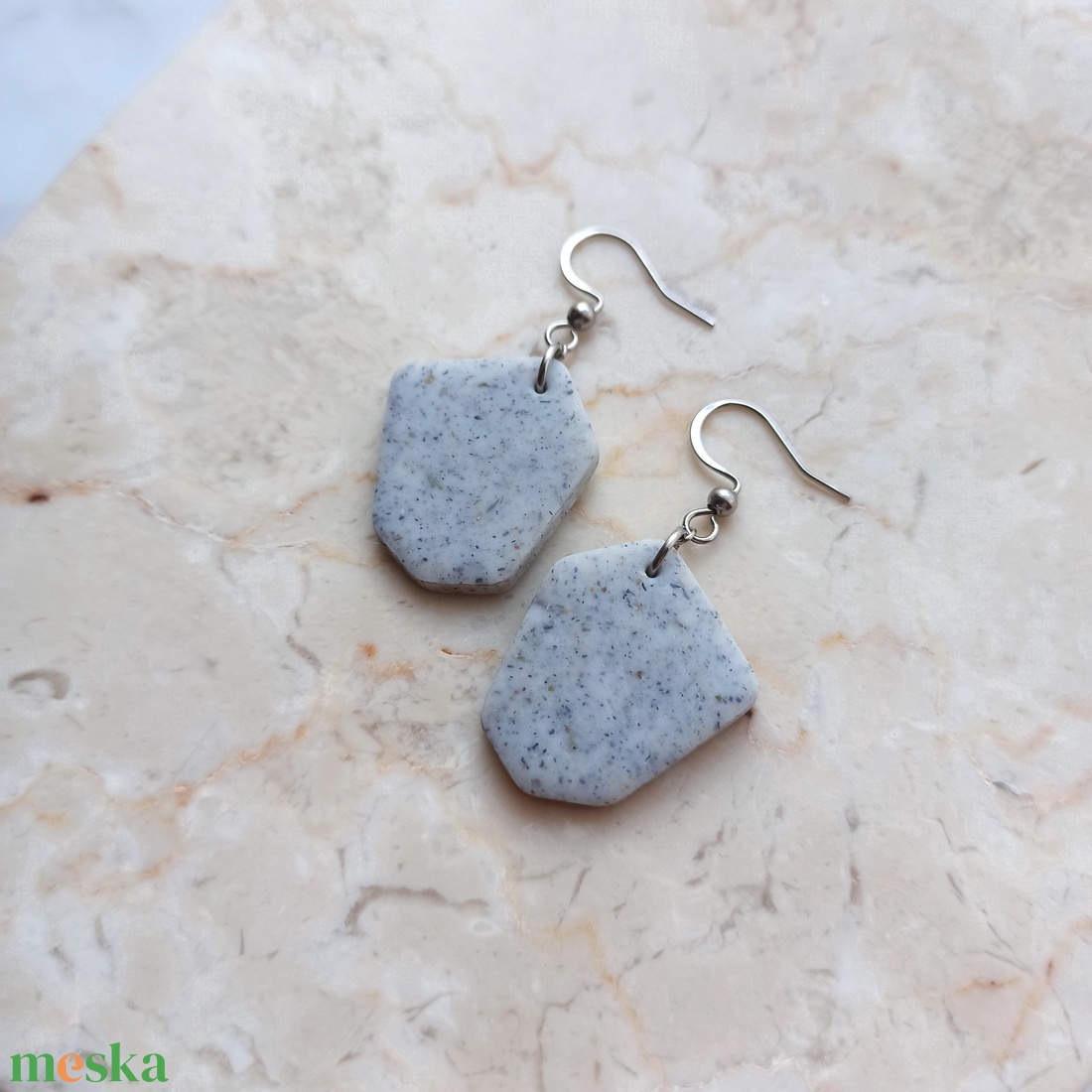 Szögletes gyurma fülbevaló - ékszer - fülbevaló - lógó fülbevaló - Meska.hu