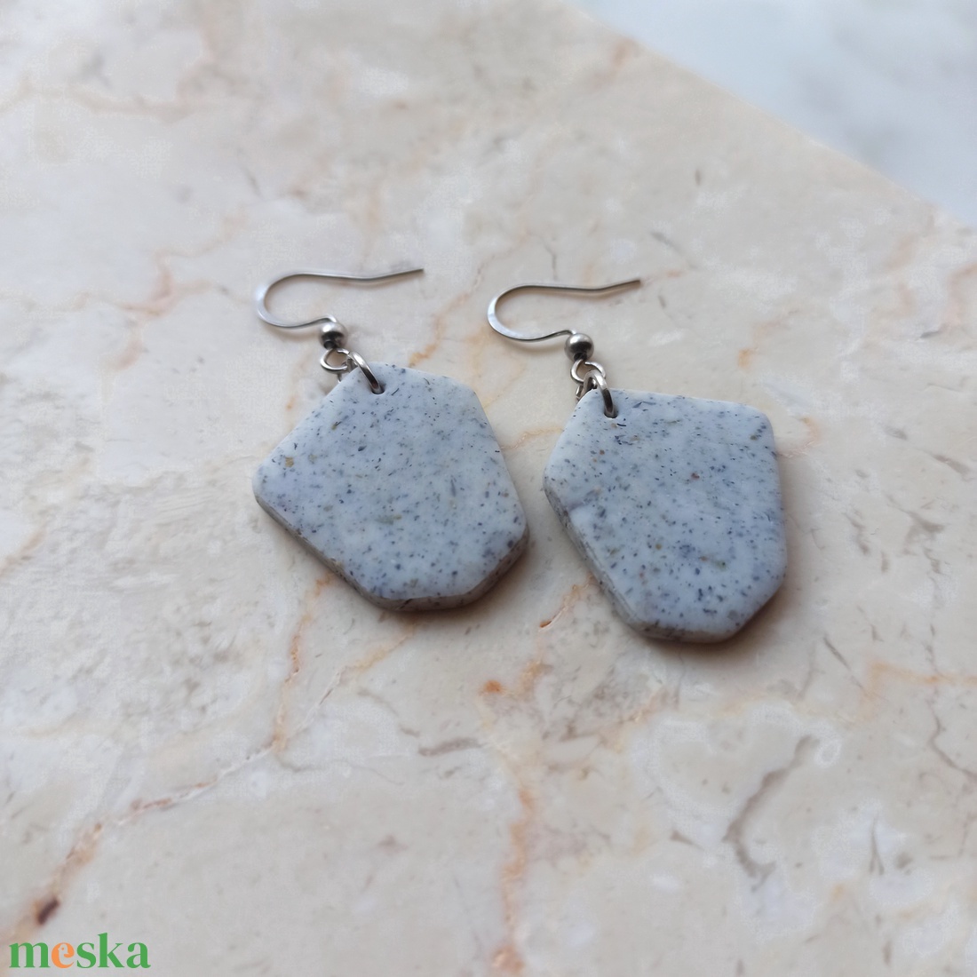 Szögletes gyurma fülbevaló - ékszer - fülbevaló - lógó fülbevaló - Meska.hu