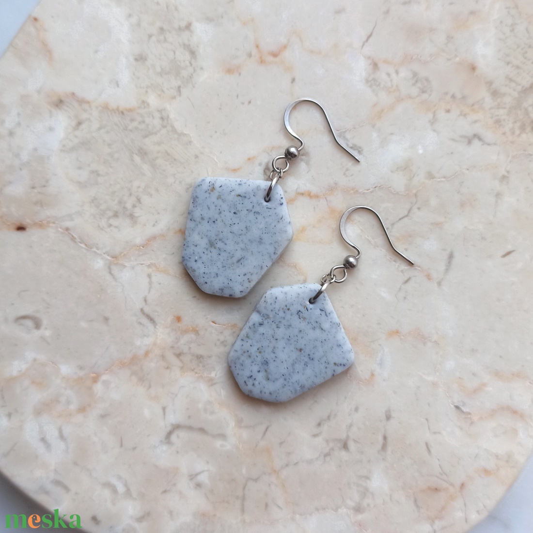 Szögletes gyurma fülbevaló - ékszer - fülbevaló - lógó fülbevaló - Meska.hu