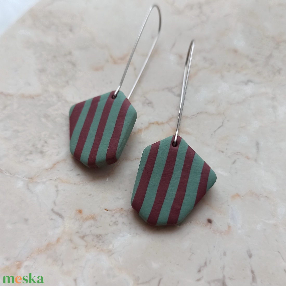 Csíkos gyurma fülbevaló - bordó és zöld - ékszer - fülbevaló - lógó fülbevaló - Meska.hu