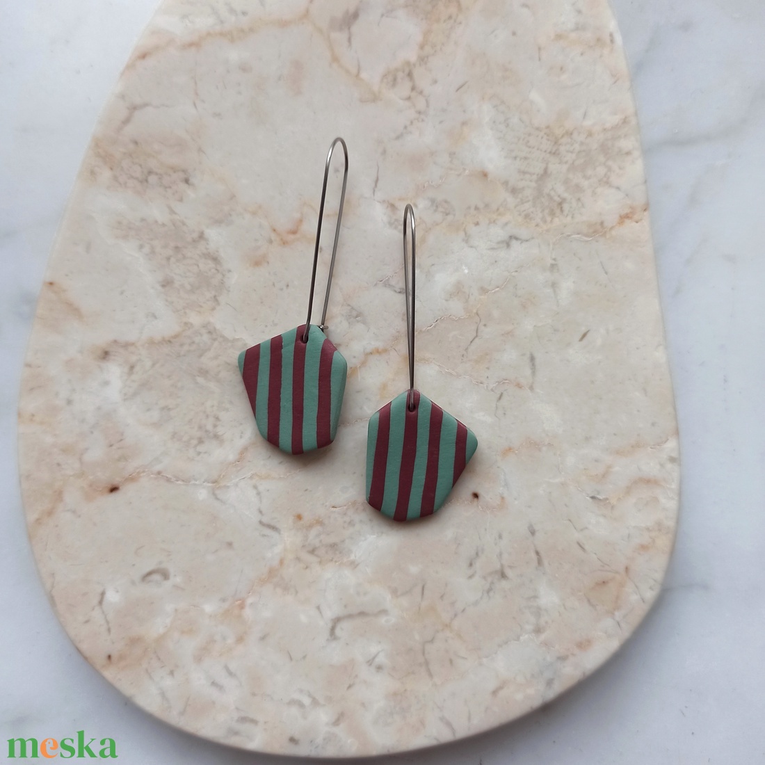 Csíkos gyurma fülbevaló - bordó és zöld - ékszer - fülbevaló - lógó fülbevaló - Meska.hu