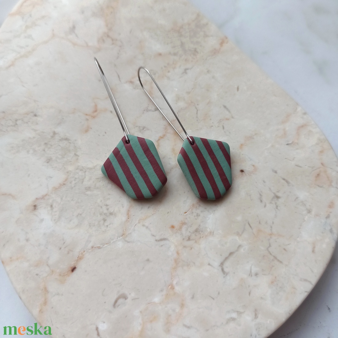 Csíkos gyurma fülbevaló - bordó és zöld - ékszer - fülbevaló - lógó fülbevaló - Meska.hu