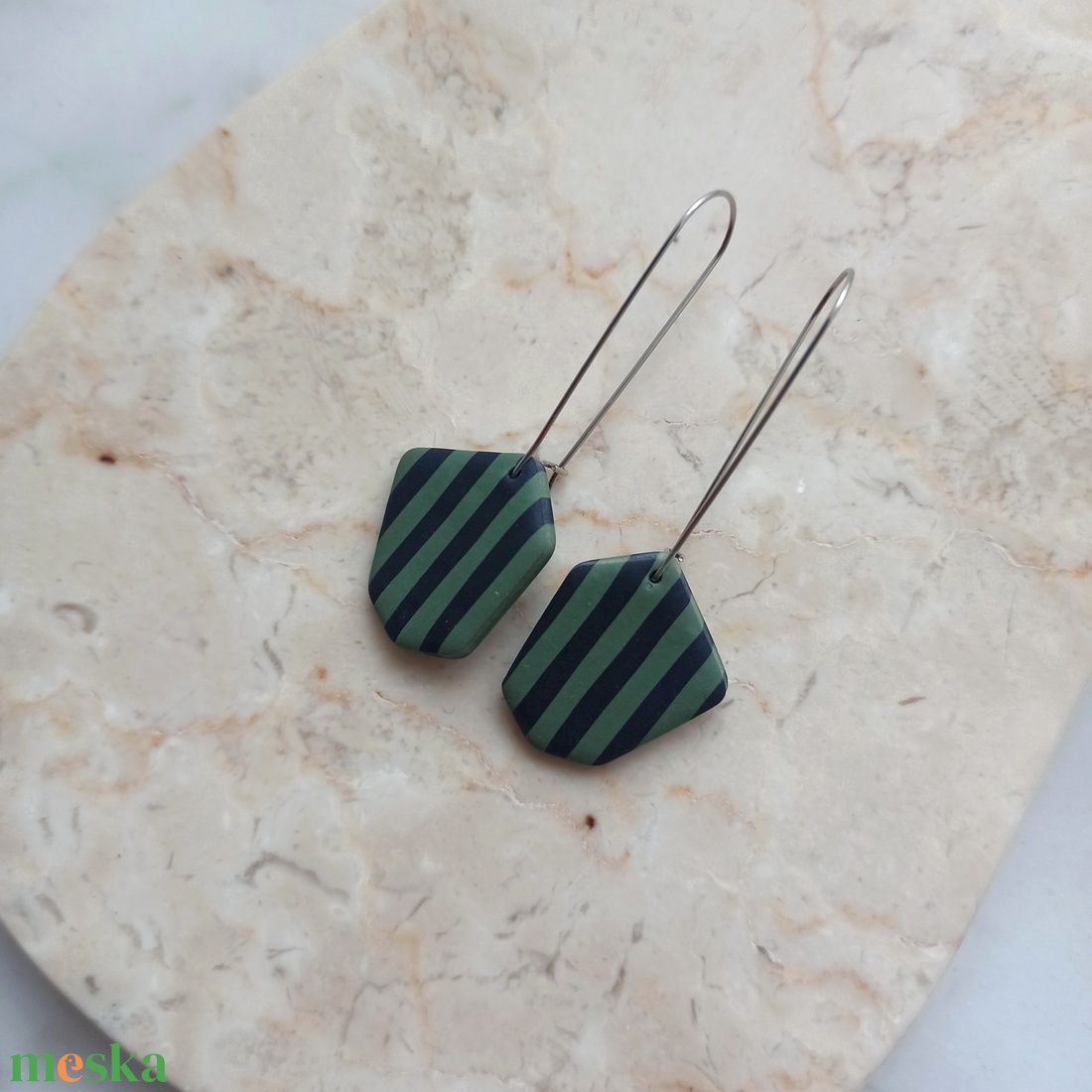 Csíkos gyurma fülbevaló - kék és zöld - ékszer - fülbevaló - lógó fülbevaló - Meska.hu