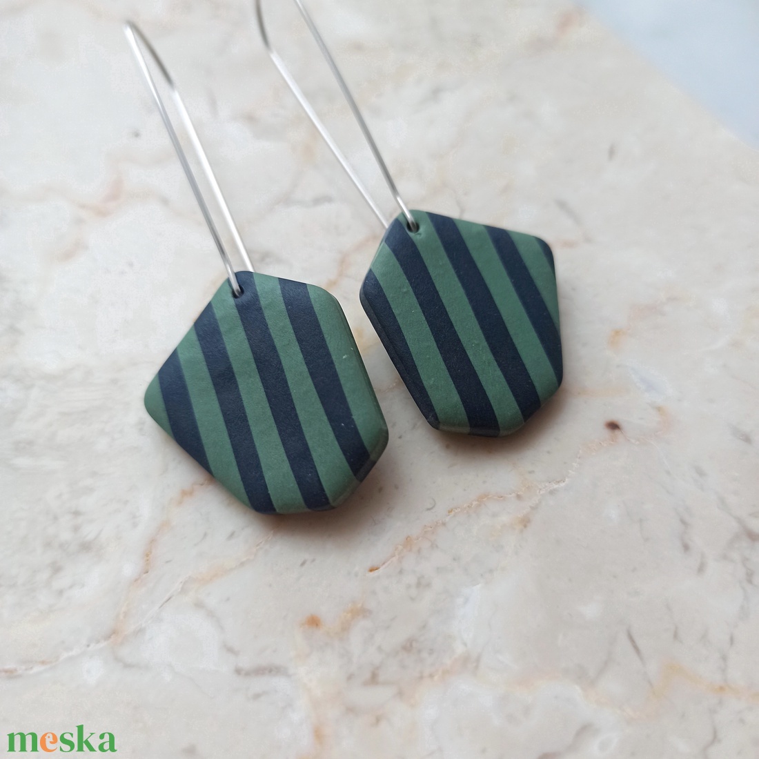 Csíkos gyurma fülbevaló - kék és zöld - ékszer - fülbevaló - lógó fülbevaló - Meska.hu