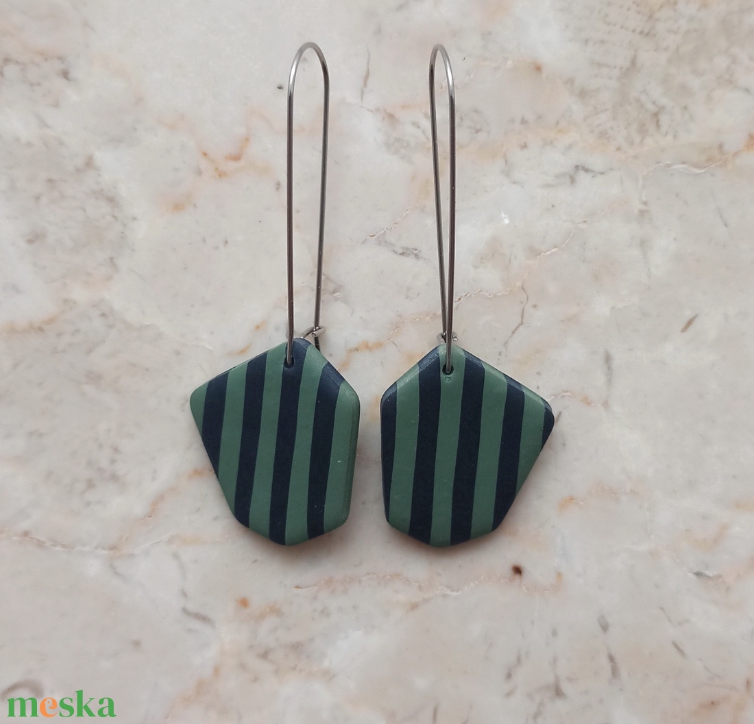 Csíkos gyurma fülbevaló - kék és zöld - ékszer - fülbevaló - lógó fülbevaló - Meska.hu
