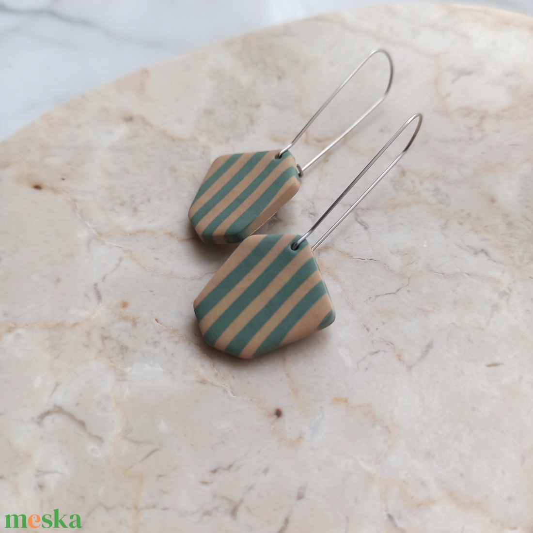 Csíkos gyurma fülbevaló - világoszöld és bézs - ékszer - fülbevaló - lógó fülbevaló - Meska.hu