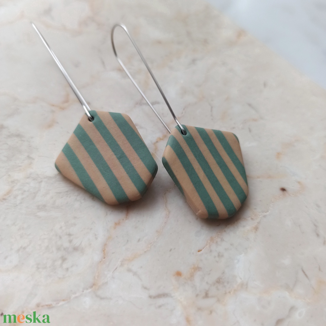 Csíkos gyurma fülbevaló - világoszöld és bézs - ékszer - fülbevaló - lógó fülbevaló - Meska.hu