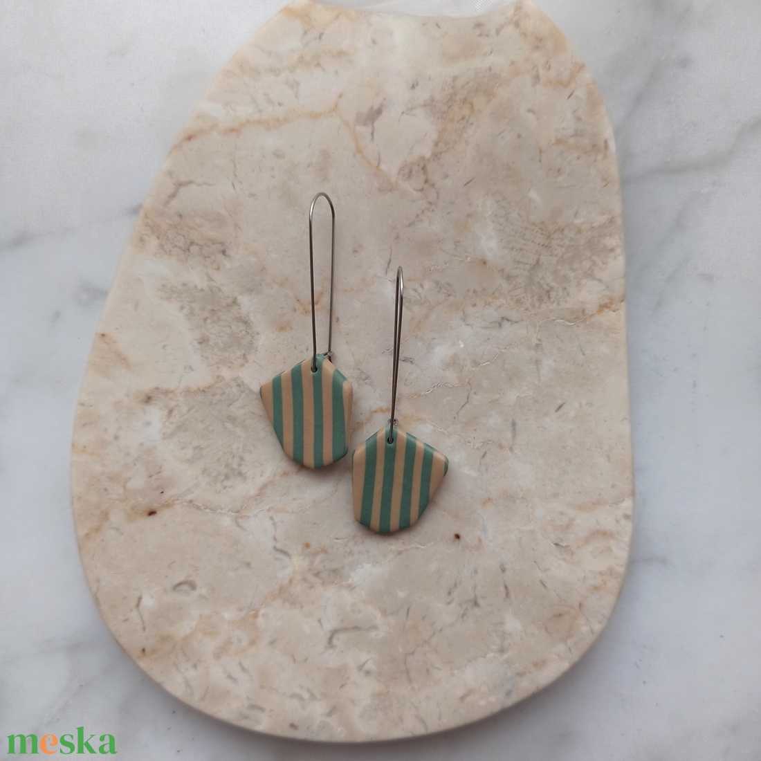 Csíkos gyurma fülbevaló - világoszöld és bézs - ékszer - fülbevaló - lógó fülbevaló - Meska.hu