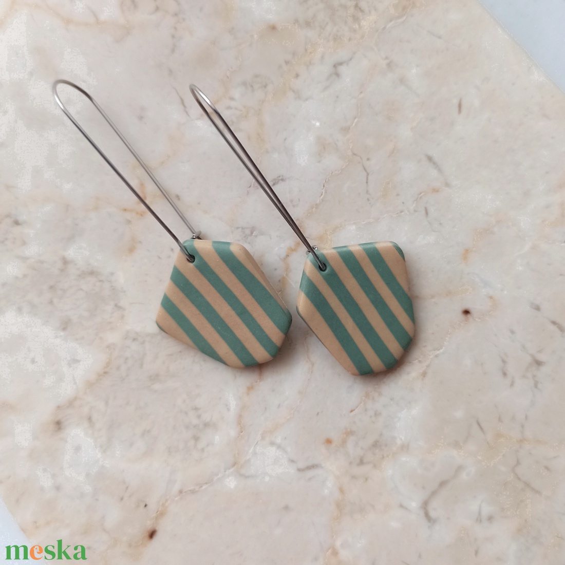 Csíkos gyurma fülbevaló - világoszöld és bézs - ékszer - fülbevaló - lógó fülbevaló - Meska.hu