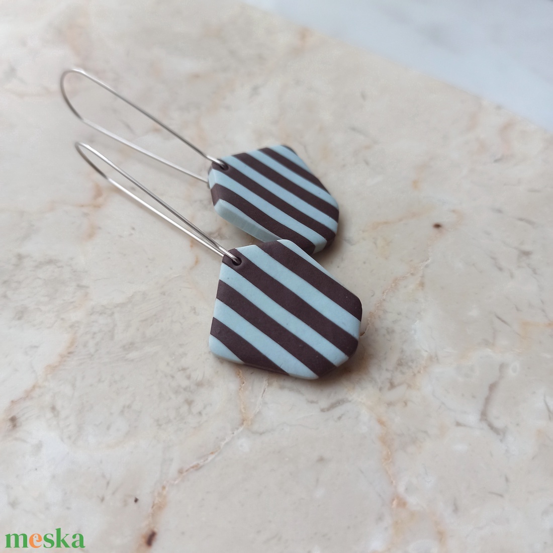 Csíkos gyurma fülbevaló - világoskék és sötétbarna - ékszer - fülbevaló - lógó fülbevaló - Meska.hu
