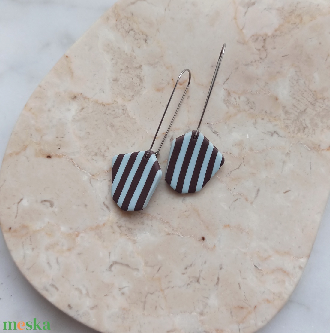 Csíkos gyurma fülbevaló - világoskék és sötétbarna - ékszer - fülbevaló - lógó fülbevaló - Meska.hu