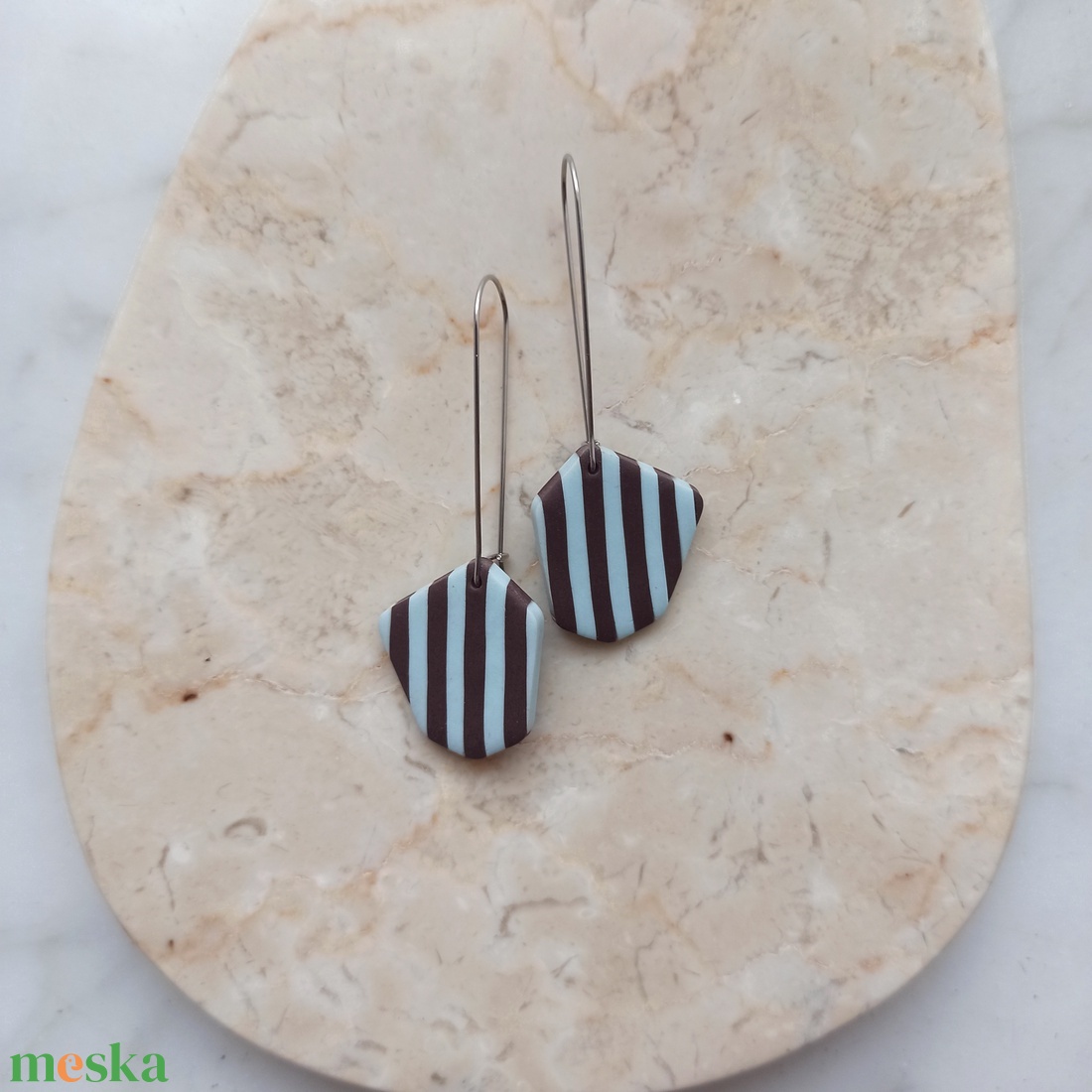 Csíkos gyurma fülbevaló - világoskék és sötétbarna - ékszer - fülbevaló - lógó fülbevaló - Meska.hu