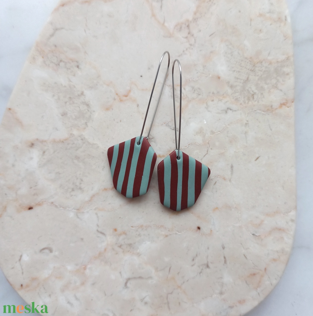 Csíkos gyurma fülbevaló - világoskék és bordó - ékszer - fülbevaló - lógó fülbevaló - Meska.hu