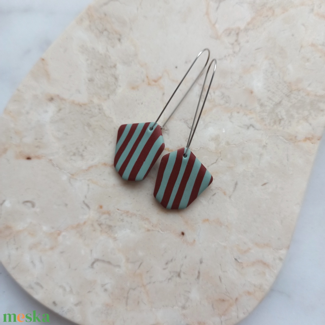 Csíkos gyurma fülbevaló - világoskék és bordó - ékszer - fülbevaló - lógó fülbevaló - Meska.hu