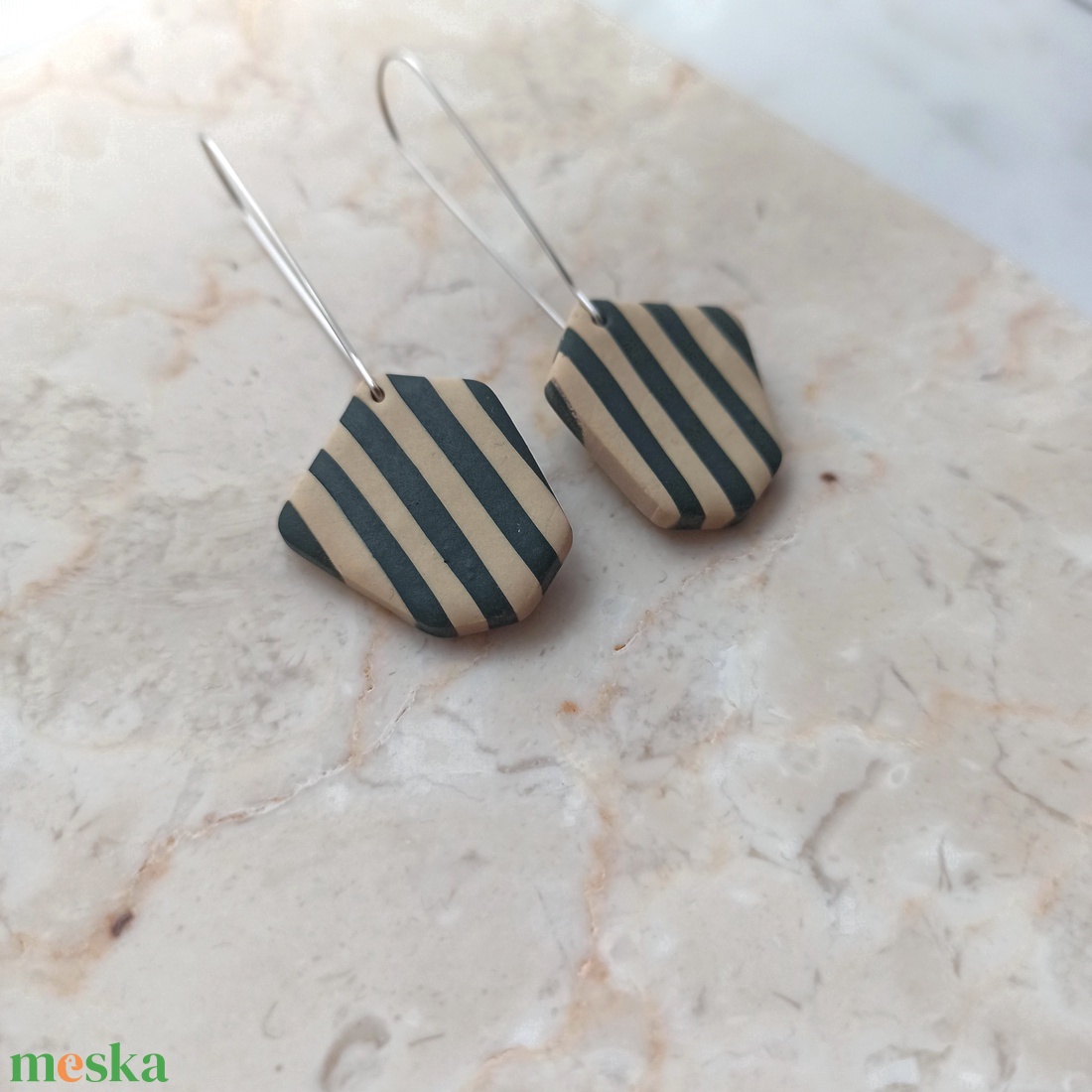 Csíkos gyurma fülbevaló - sötétzöld és bézs - ékszer - fülbevaló - lógó fülbevaló - Meska.hu