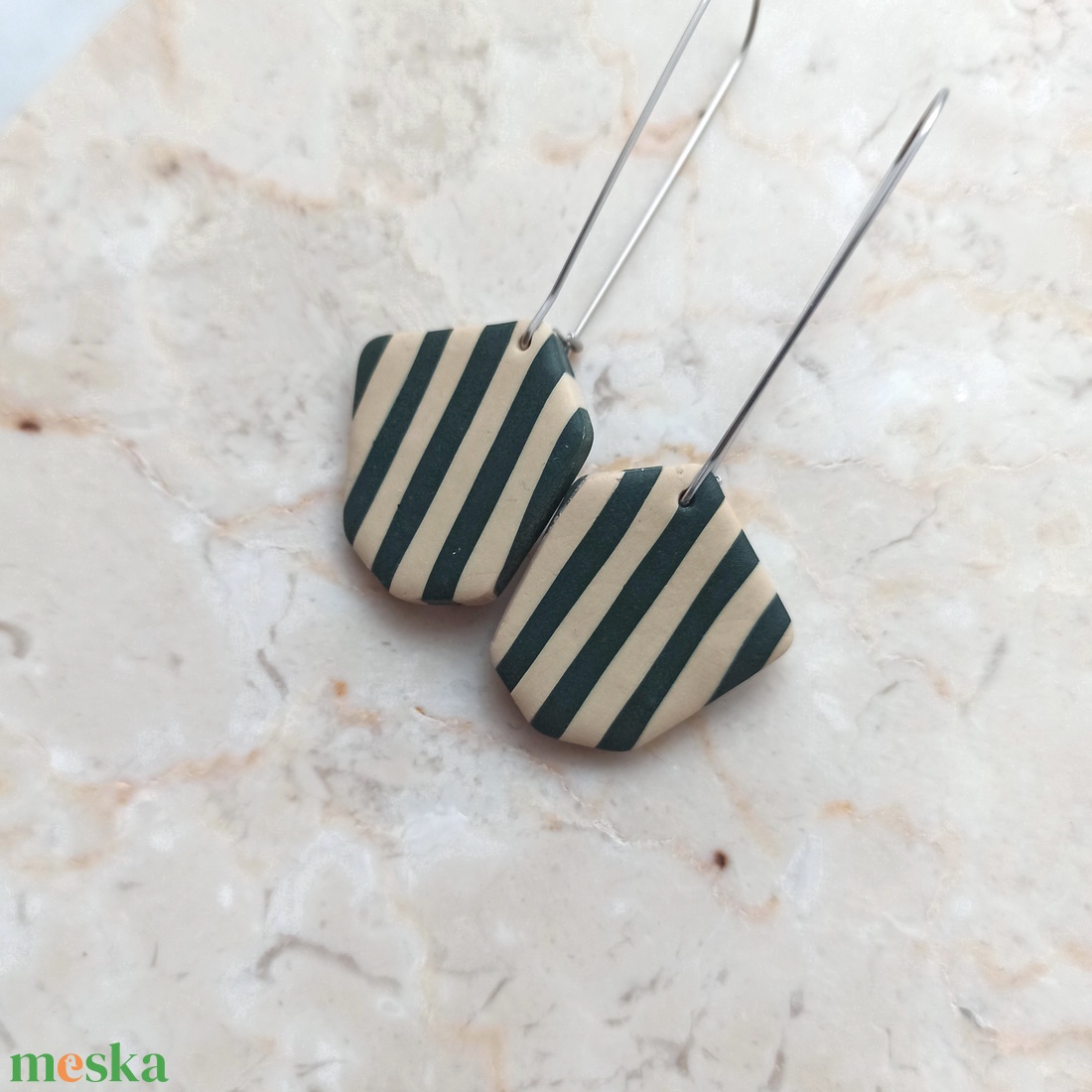 Csíkos gyurma fülbevaló - sötétzöld és bézs - ékszer - fülbevaló - lógó fülbevaló - Meska.hu