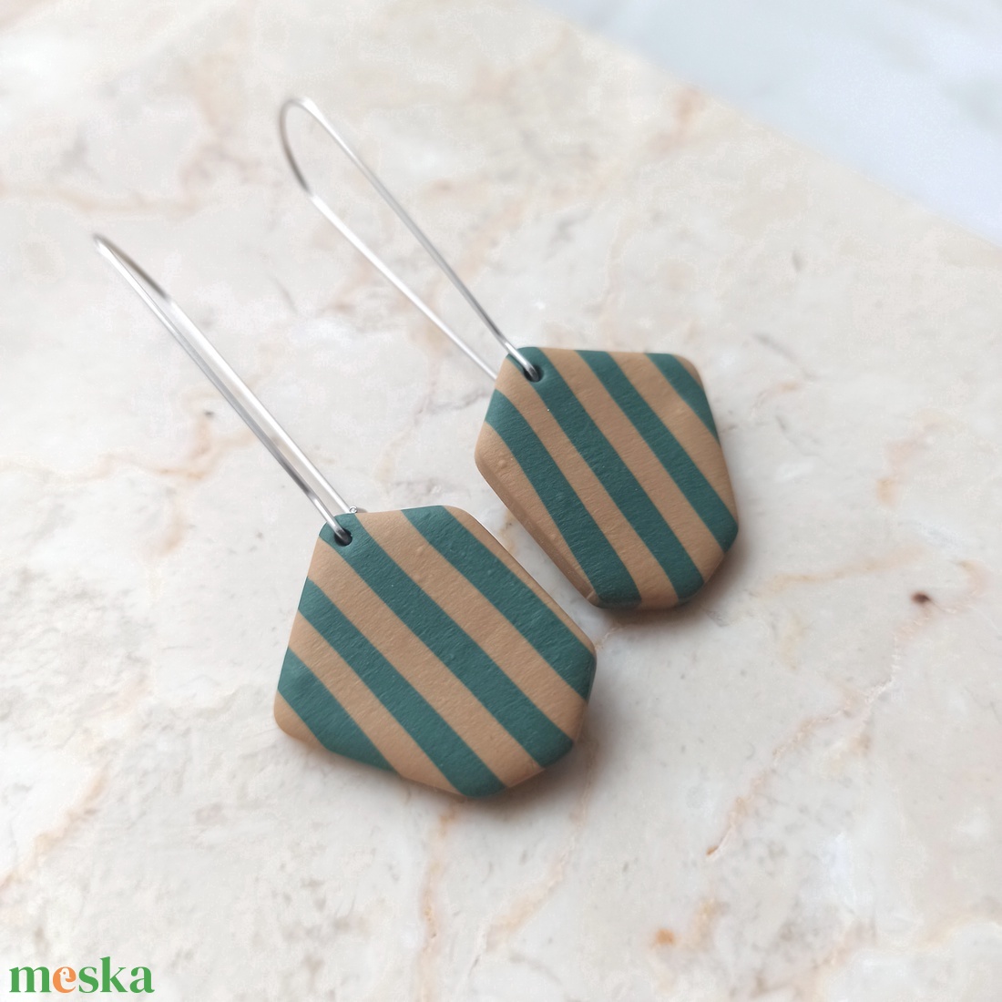 Csíkos gyurma fülbevaló - türkiz és bézs - ékszer - fülbevaló - lógó fülbevaló - Meska.hu