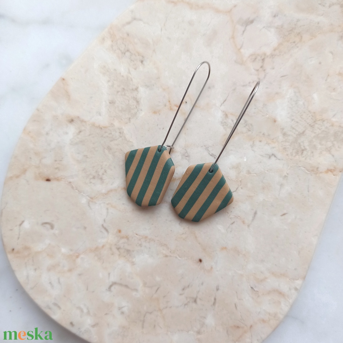 Csíkos gyurma fülbevaló - türkiz és bézs - ékszer - fülbevaló - lógó fülbevaló - Meska.hu