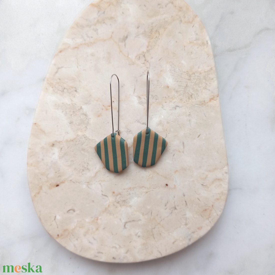 Csíkos gyurma fülbevaló - türkiz és bézs - ékszer - fülbevaló - lógó fülbevaló - Meska.hu