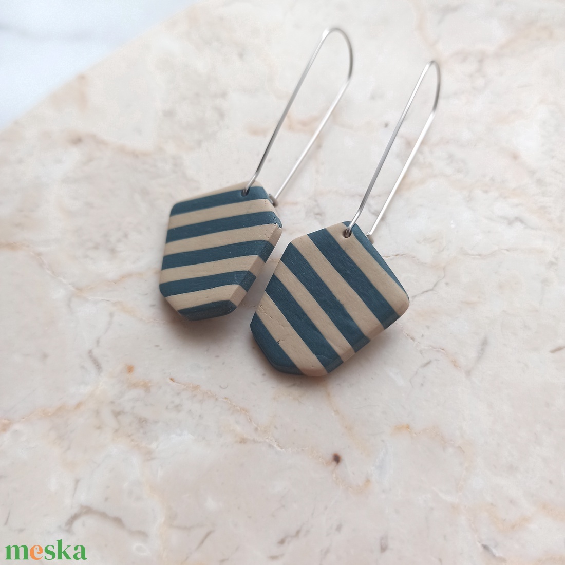 Csíkos gyurma fülbevaló - kék és bézs - ékszer - fülbevaló - lógó fülbevaló - Meska.hu