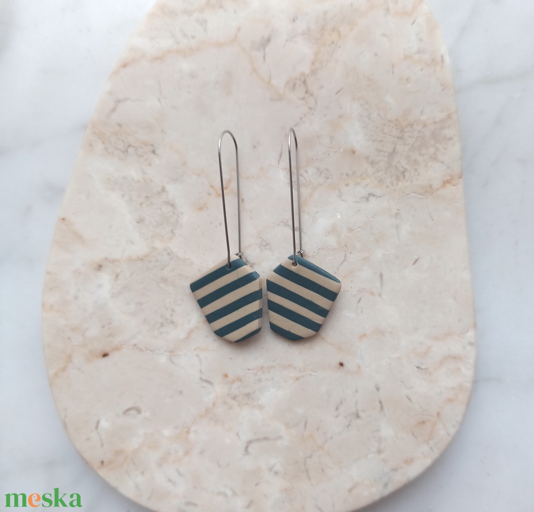 Csíkos gyurma fülbevaló - kék és bézs - ékszer - fülbevaló - lógó fülbevaló - Meska.hu