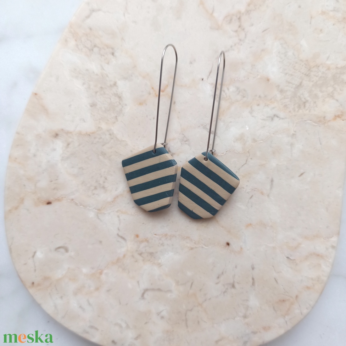 Csíkos gyurma fülbevaló - kék és bézs - ékszer - fülbevaló - lógó fülbevaló - Meska.hu
