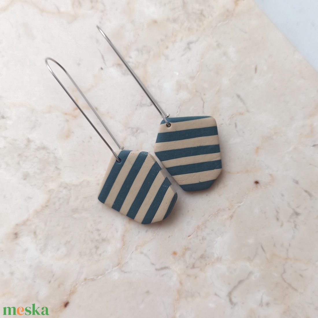Csíkos gyurma fülbevaló - kék és bézs - ékszer - fülbevaló - lógó fülbevaló - Meska.hu