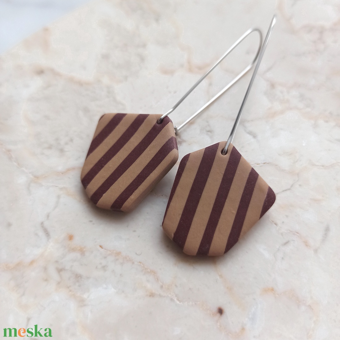 Csíkos gyurma fülbevaló - bordó és bézs - ékszer - fülbevaló - lógó fülbevaló - Meska.hu