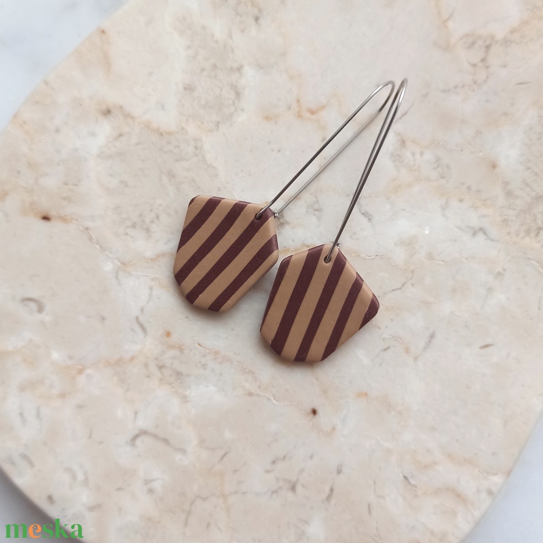 Csíkos gyurma fülbevaló - bordó és bézs - ékszer - fülbevaló - lógó fülbevaló - Meska.hu