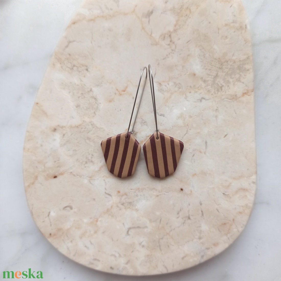 Csíkos gyurma fülbevaló - bordó és bézs - ékszer - fülbevaló - lógó fülbevaló - Meska.hu