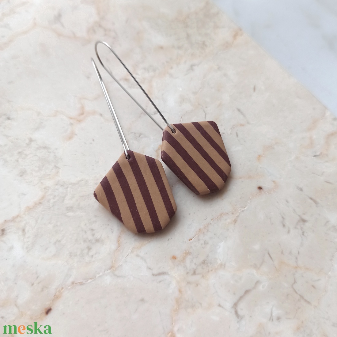 Csíkos gyurma fülbevaló - bordó és bézs - ékszer - fülbevaló - lógó fülbevaló - Meska.hu