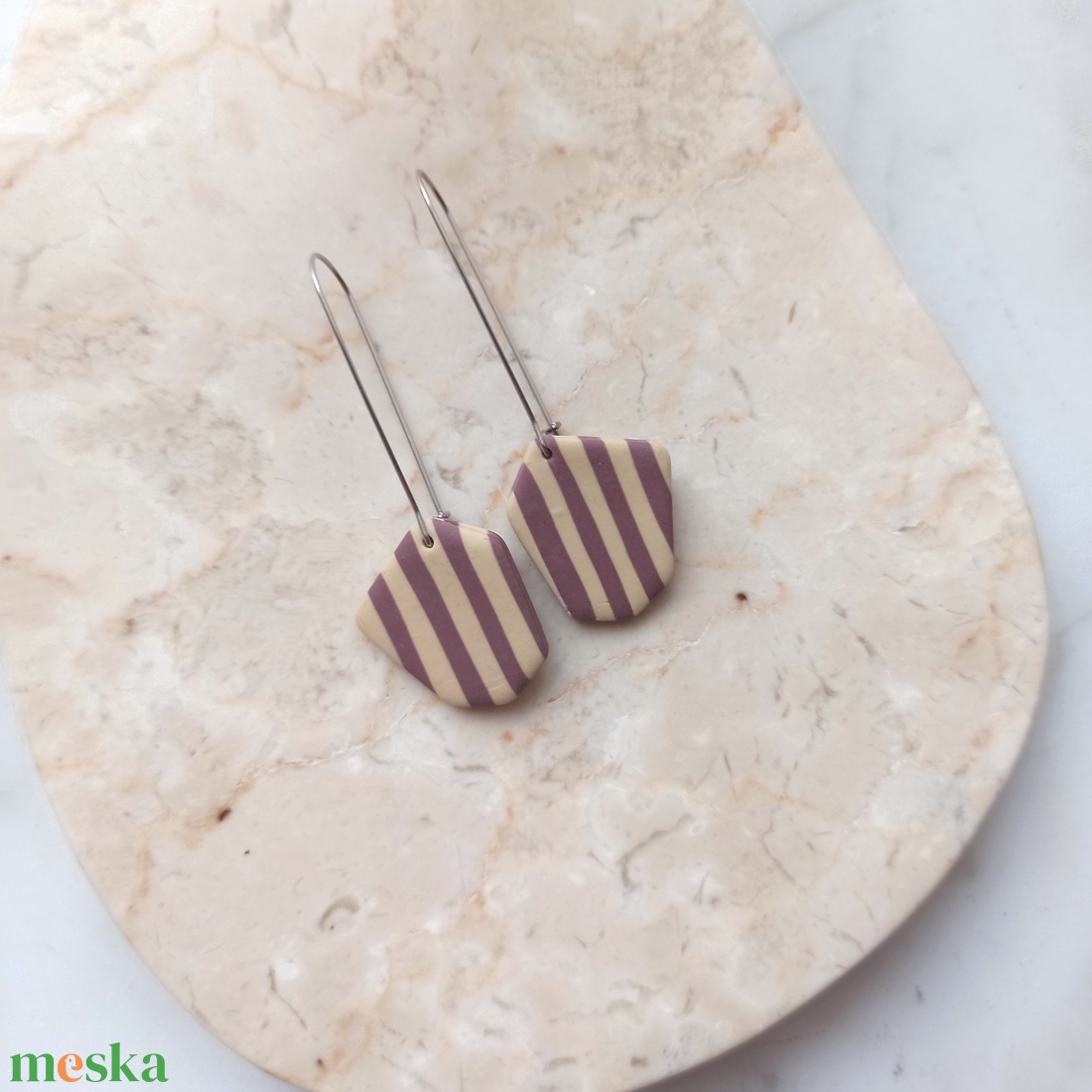 Csíkos gyurma fülbevaló - Mályva és bézs - ékszer - fülbevaló - lógó fülbevaló - Meska.hu