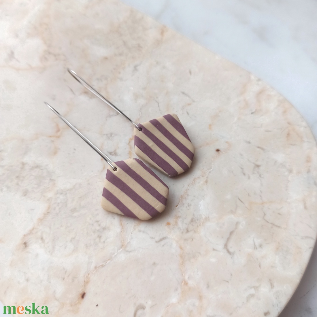 Csíkos gyurma fülbevaló - Mályva és bézs - ékszer - fülbevaló - lógó fülbevaló - Meska.hu