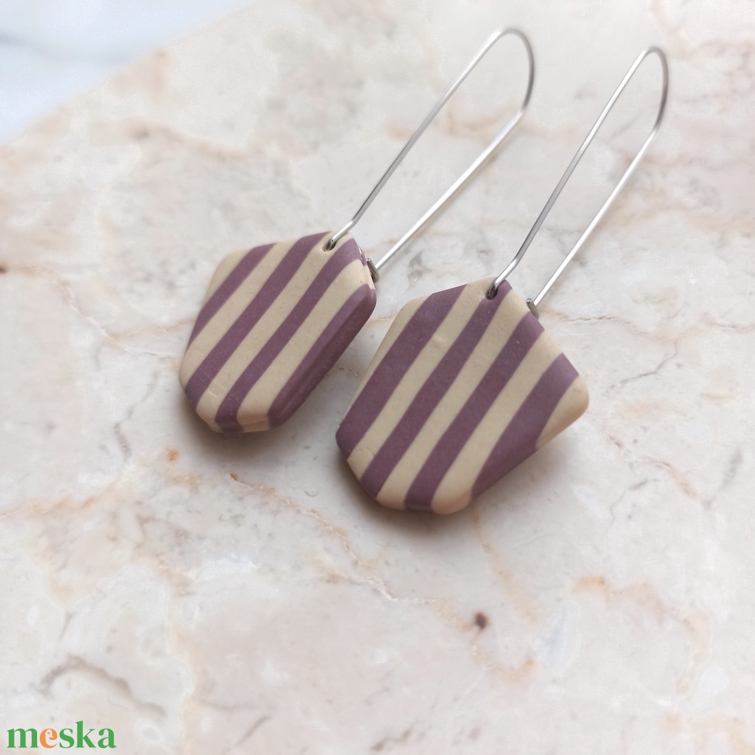 Csíkos gyurma fülbevaló - Mályva és bézs - ékszer - fülbevaló - lógó fülbevaló - Meska.hu