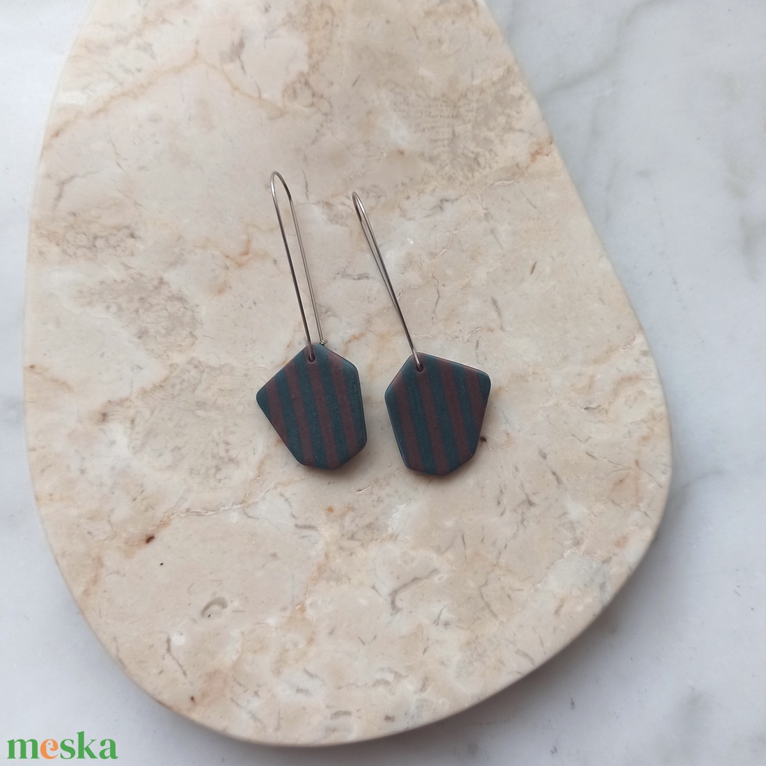 Csíkos gyurma fülbevaló - Kék és barna - ékszer - fülbevaló - lógó fülbevaló - Meska.hu