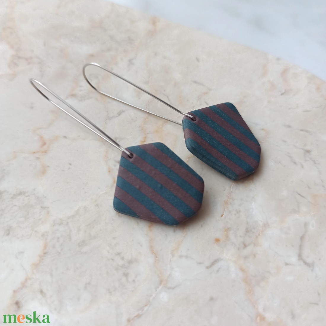 Csíkos gyurma fülbevaló - Kék és barna - ékszer - fülbevaló - lógó fülbevaló - Meska.hu