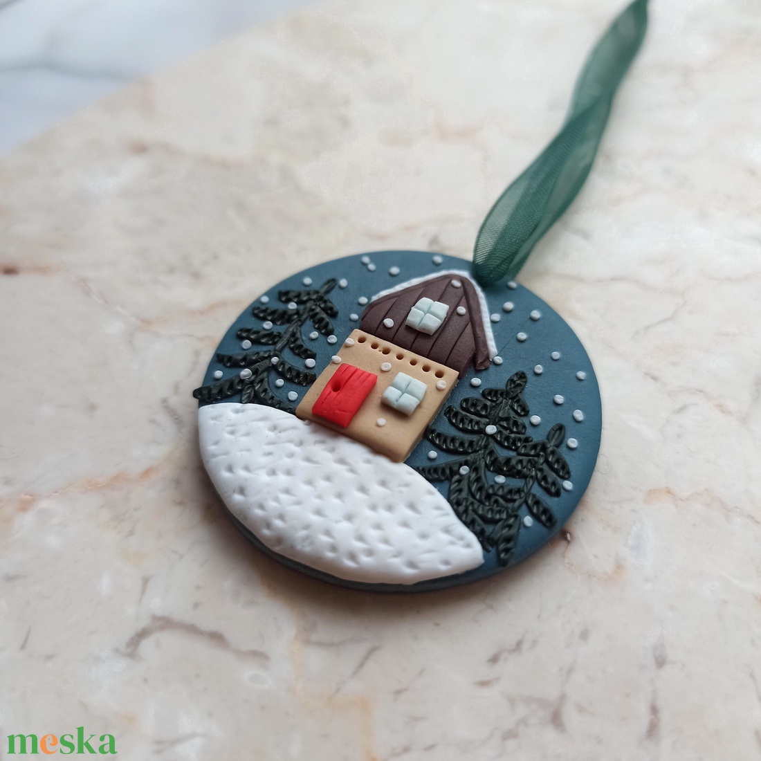 Gyurma karácsonyfadísz - erdei házikó - karácsony - karácsonyi lakásdekoráció - karácsonyfadíszek - Meska.hu