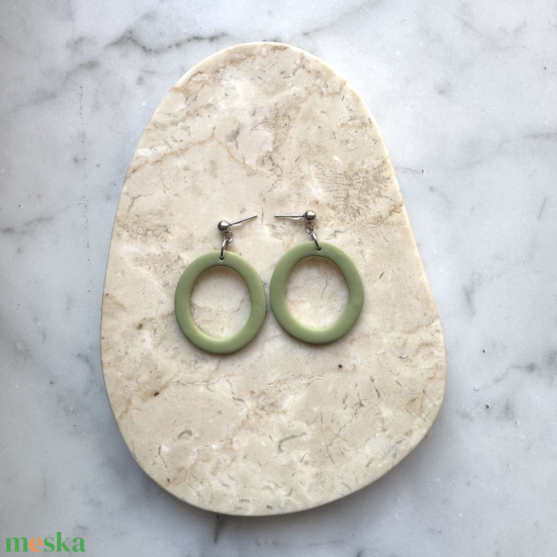 Ovális  bedugós fülbevaló - pisztácia - ékszer - fülbevaló - lógó fülbevaló - Meska.hu