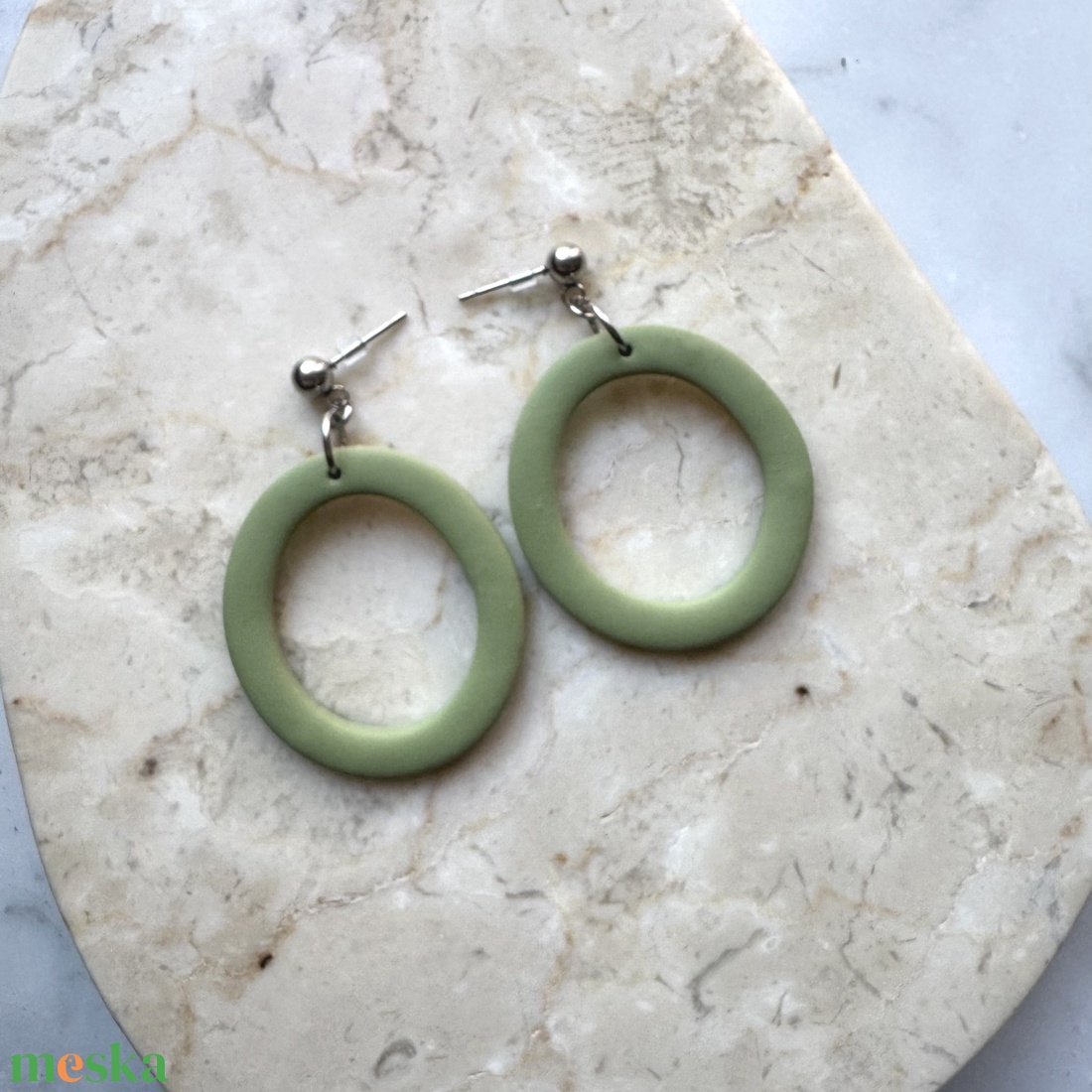 Ovális  bedugós fülbevaló - pisztácia - ékszer - fülbevaló - lógó fülbevaló - Meska.hu