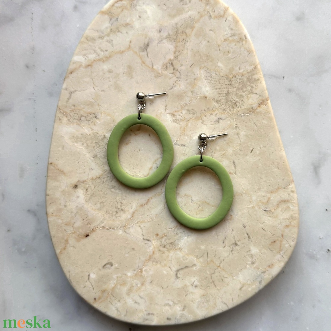Ovális  bedugós fülbevaló - zöldalma - ékszer - fülbevaló - lógó fülbevaló - Meska.hu
