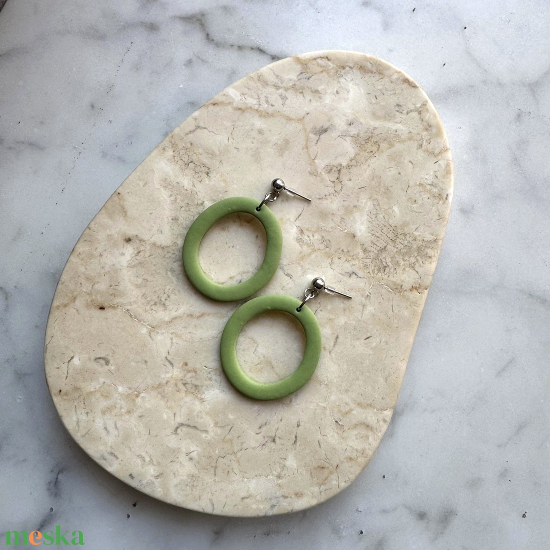 Ovális  bedugós fülbevaló - zöldalma - ékszer - fülbevaló - lógó fülbevaló - Meska.hu