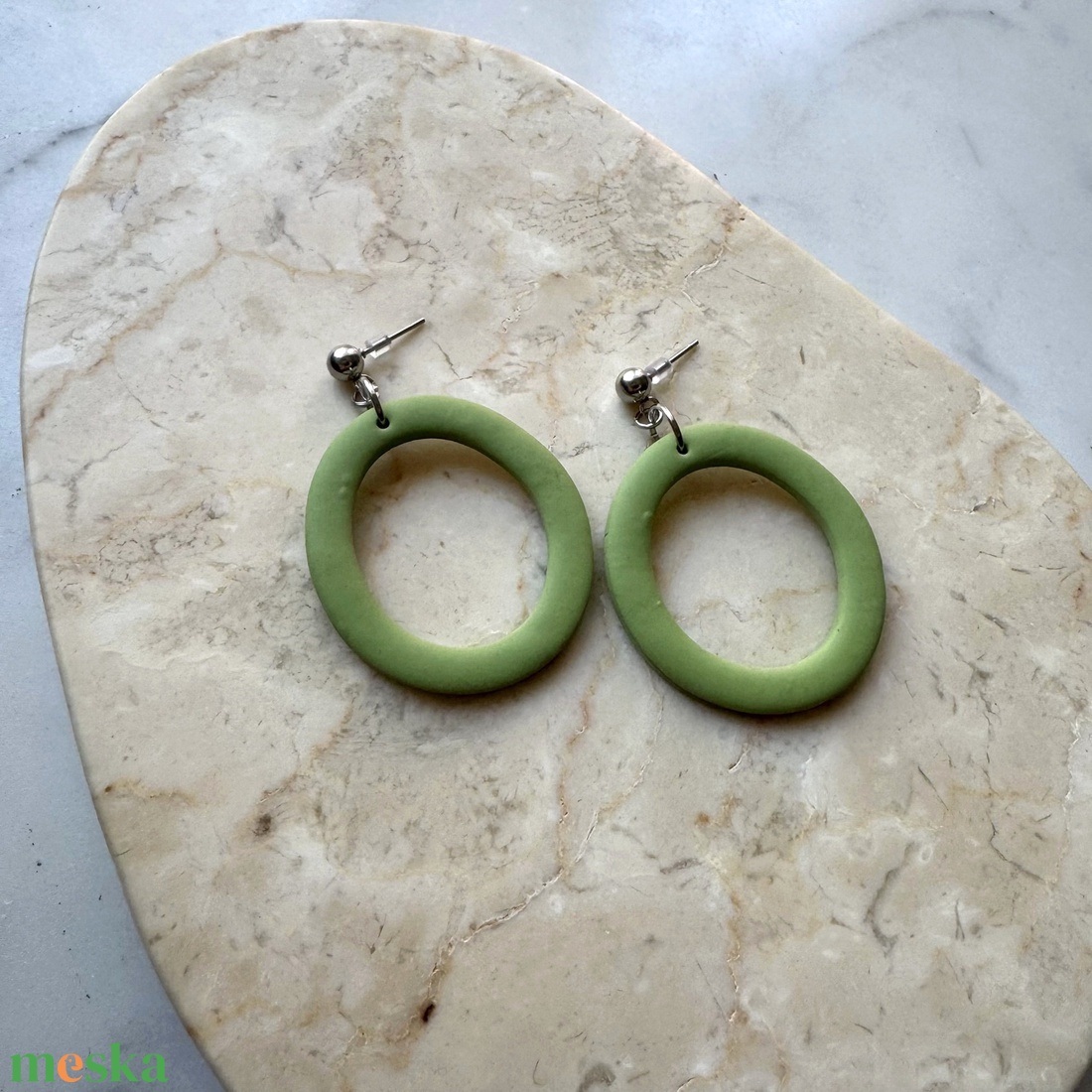 Ovális  bedugós fülbevaló - zöldalma - ékszer - fülbevaló - lógó fülbevaló - Meska.hu