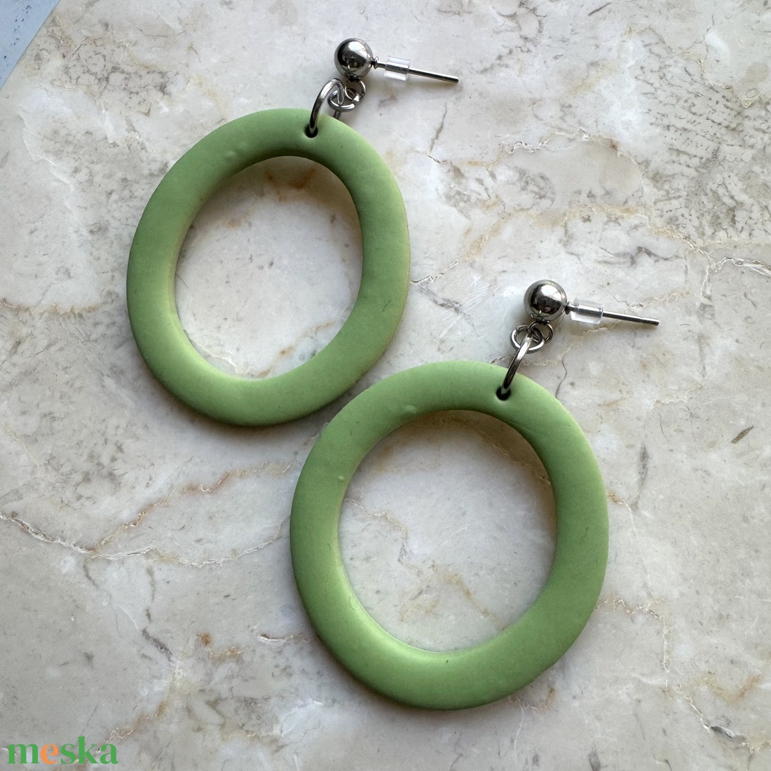 Ovális  bedugós fülbevaló - zöldalma - ékszer - fülbevaló - lógó fülbevaló - Meska.hu