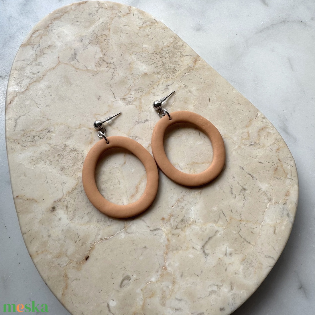 Ovális  bedugós fülbevaló - barack - ékszer - fülbevaló - lógó fülbevaló - Meska.hu