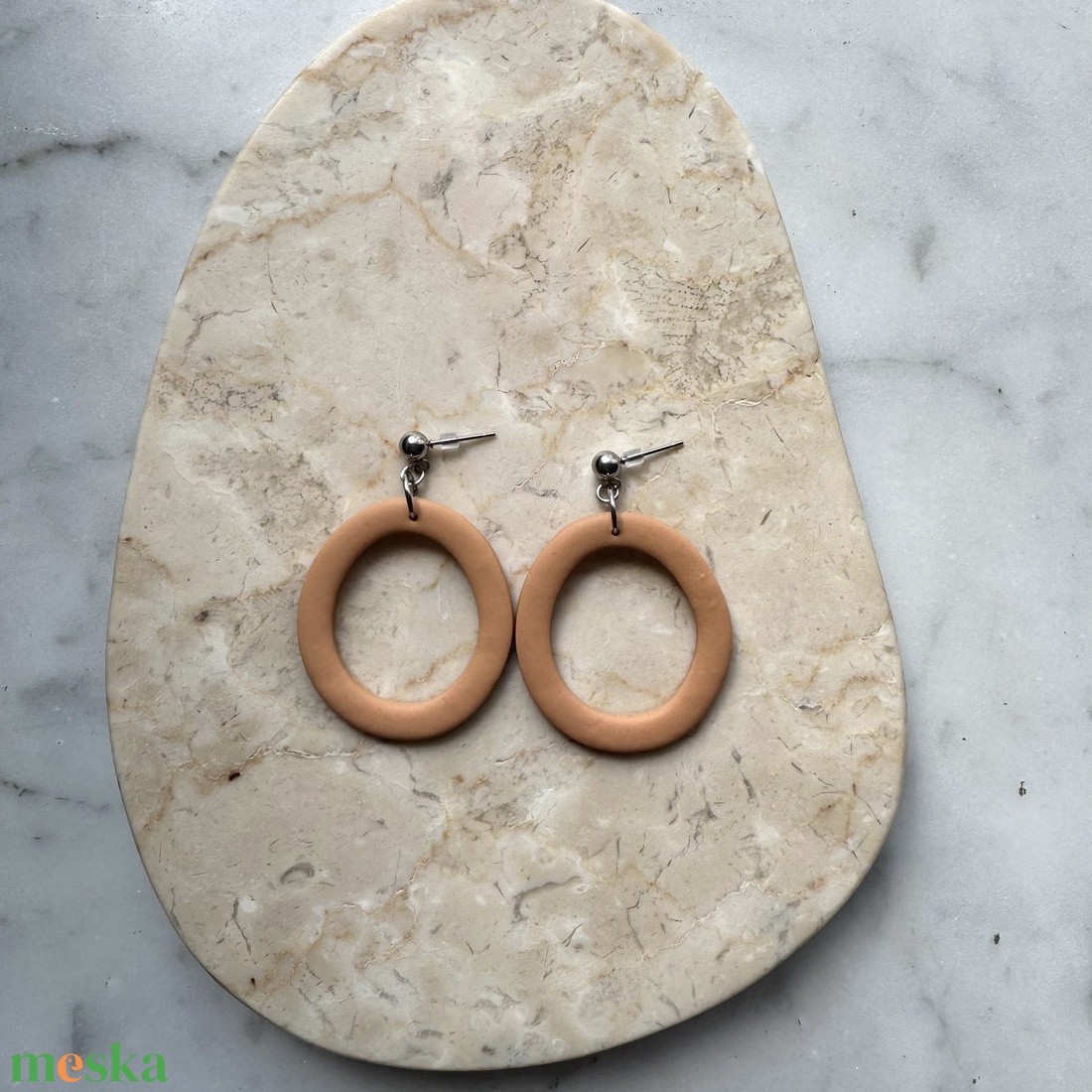 Ovális  bedugós fülbevaló - barack - ékszer - fülbevaló - lógó fülbevaló - Meska.hu